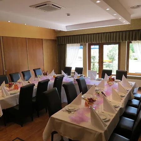 Daglezja Nad Jeziorem Kornickim 2* Kórnik